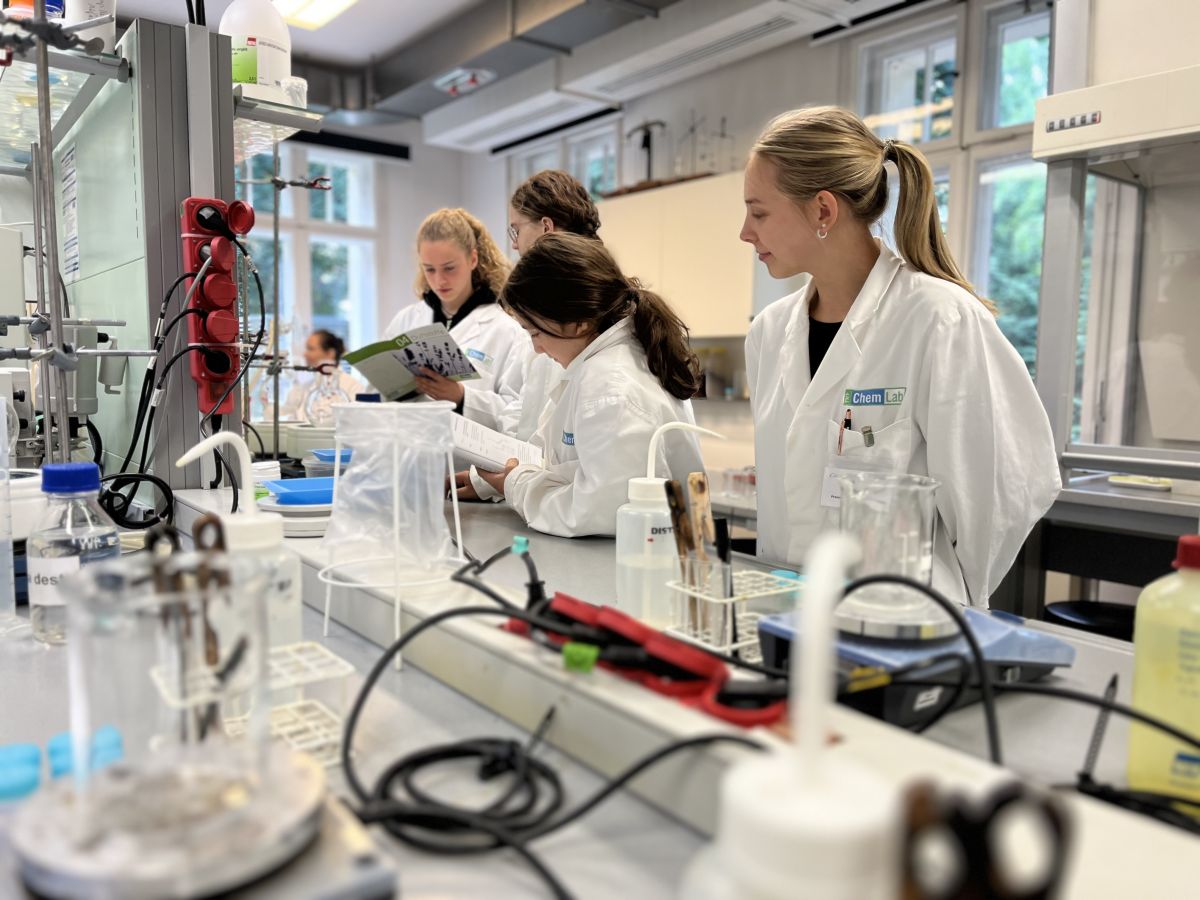 Schülerinnen der Bettina-von-Arnim-Schule beim Besuch im Gläsernen Labor. Foto: Gläsernes Labor